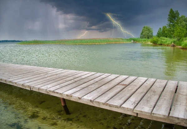 아름 다운 호수에 목재 부두 — Stock Fotó