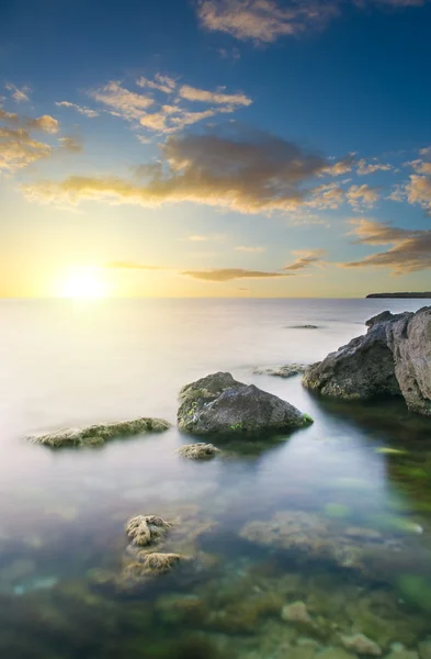 Rock, a tenger a sunset. — Stock Fotó