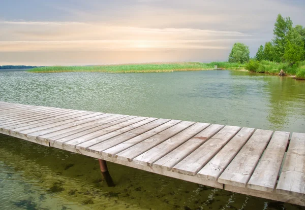 Muelle de madera en hermoso lago — Foto de Stock