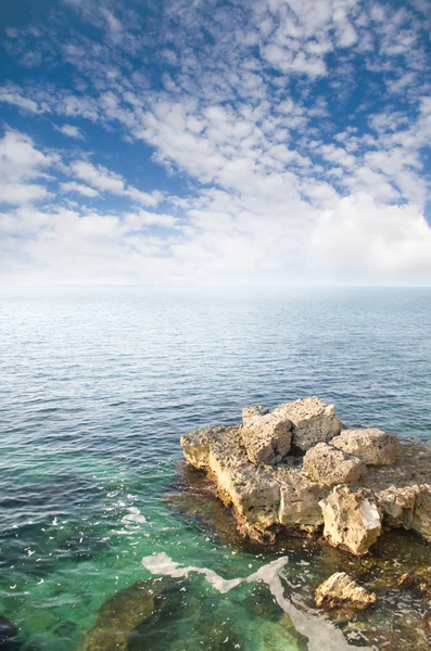 Скала в море и голубое небо . — стоковое фото