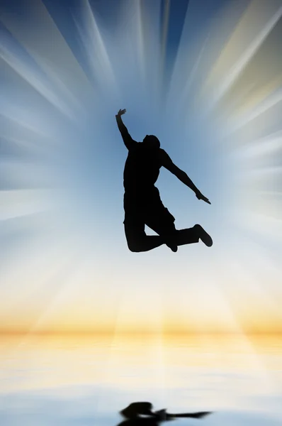 Прыгающий молодой человек — стоковое фото