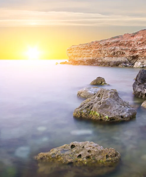 Morze i skały na zachód słońca. — Zdjęcie stockowe