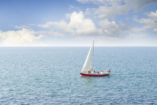 Sailboat sailing in ocean — Stock Photo, Image