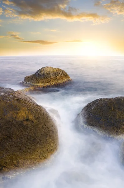 Oceano e rocha ao pôr-do-sol . — Fotografia de Stock