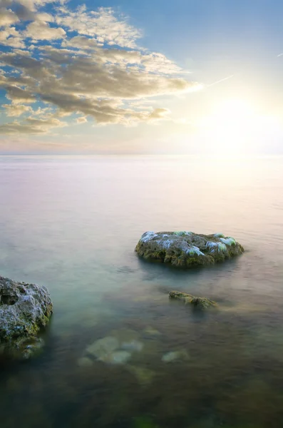 일몰에 바다에 있는 바위. — 스톡 사진