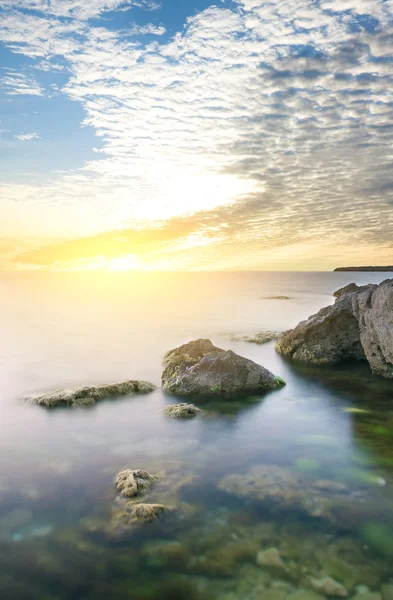 Rock en mer sur coucher de soleil. — Photo