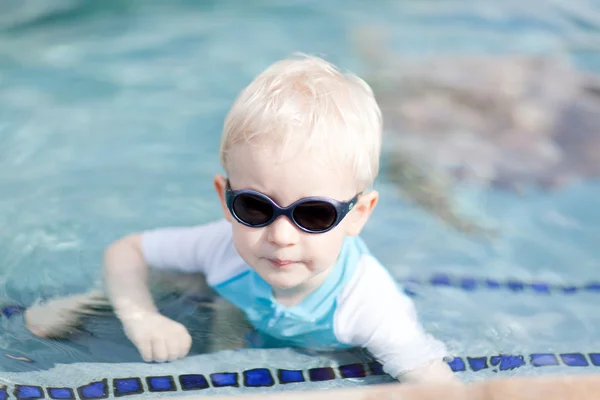 Toddler in a pool — Stock Photo, Image