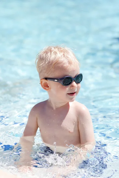 Toddler in a pool — Stock Photo, Image