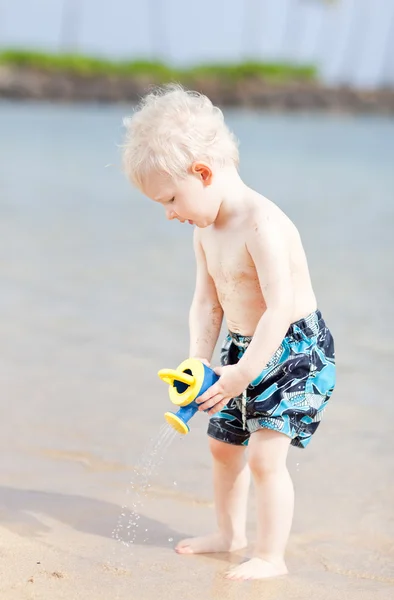Μικρό παιδί σε μια παραλία — Φωτογραφία Αρχείου