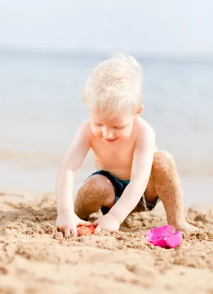 Kisgyermek a strandon — Stock Fotó