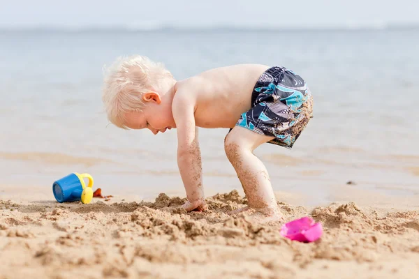 Малюк на пляжі — стокове фото