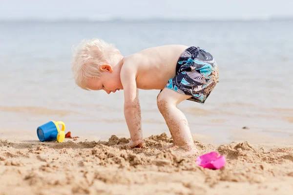 Kisgyermek a strandon — Stock Fotó