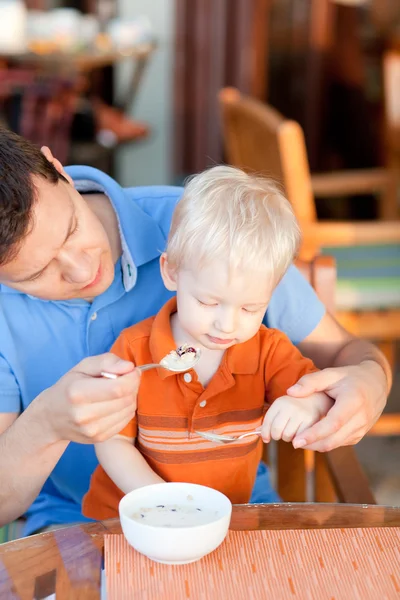 Far och son äter frukost — Stockfoto