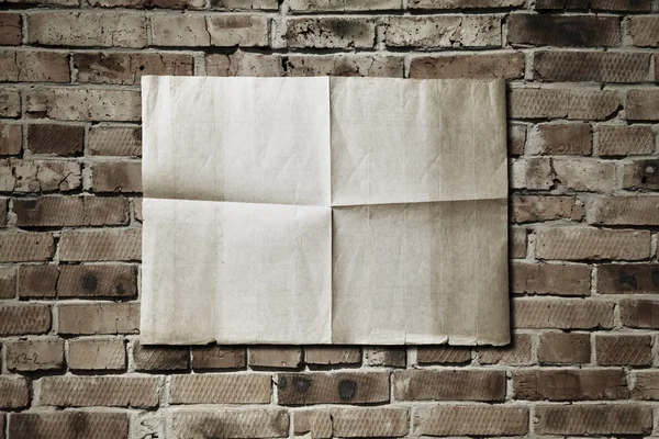 Papier auf Ziegelmauer — Stockfoto