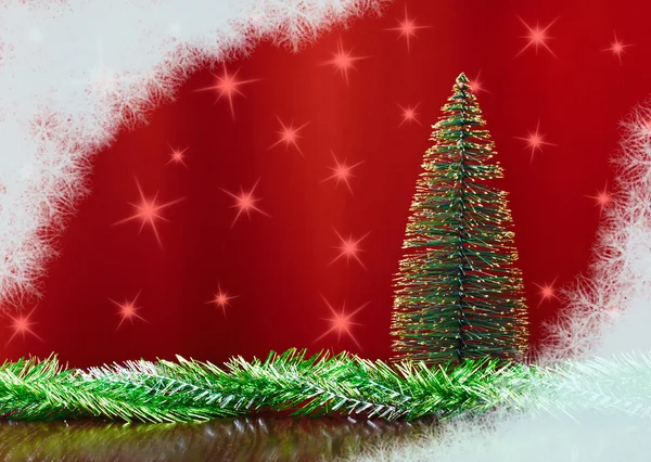 Dekorativní umělý vánoční stromek — Stock fotografie