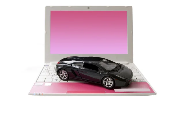 키보드에서 자동차와 함께 핑크 노트북을 열으십시오 — 스톡 사진