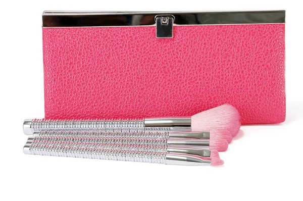 Розовая косметическая сумка с косметическими щетками — стоковое фото