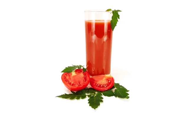 Vaso de jugo de tomate con rodajas de tomate — Foto de Stock