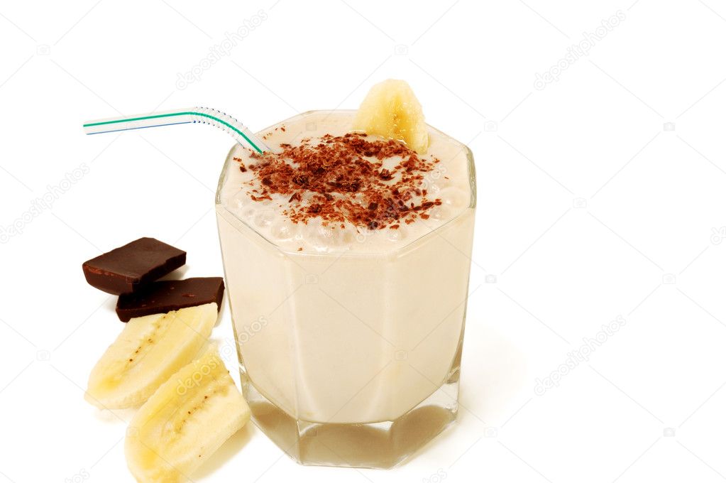 Cóctel de plátano lechoso con rodajas de plátano y chocolate — Fotos de