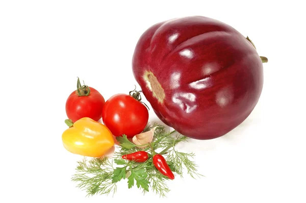 Grote aubergine, tomaten, paprika's, knoflookteentjes en kruiden — Stockfoto