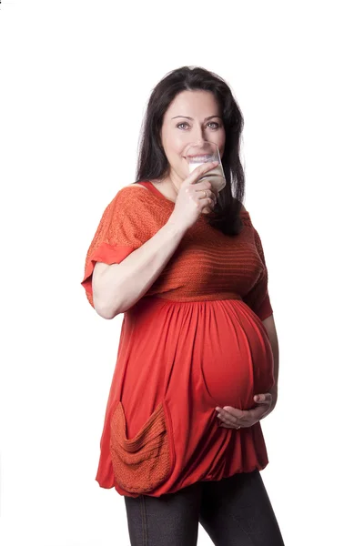 Kobieta w ciąży pije mleko — Zdjęcie stockowe