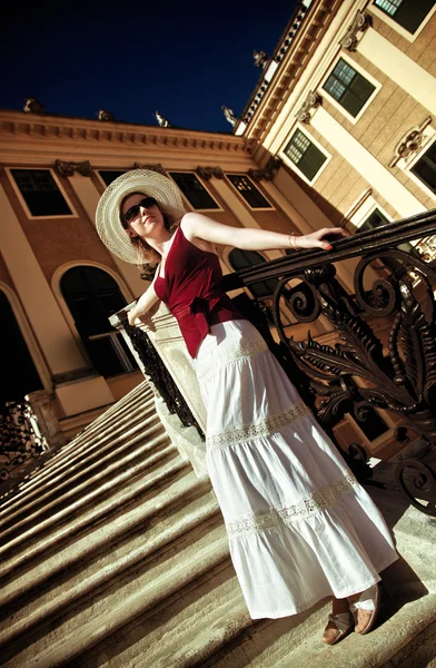 Mladá žena na schodech — Stock fotografie
