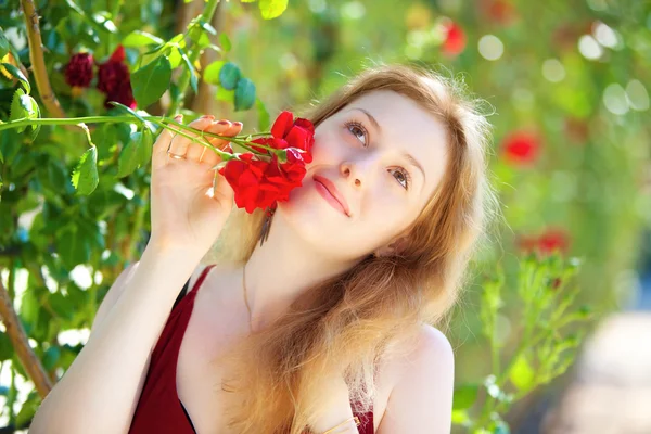 Jonge romantische vrouw — Stockfoto
