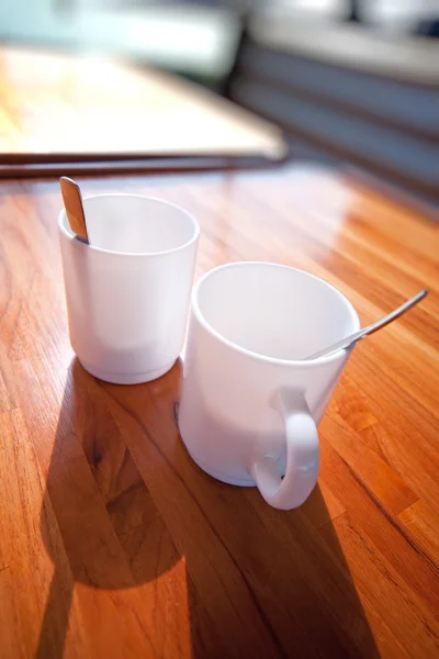 Två koppar på bord — Stockfoto