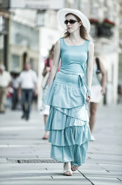 Νεαρή γυναίκα που περπατάει — Φωτογραφία Αρχείου