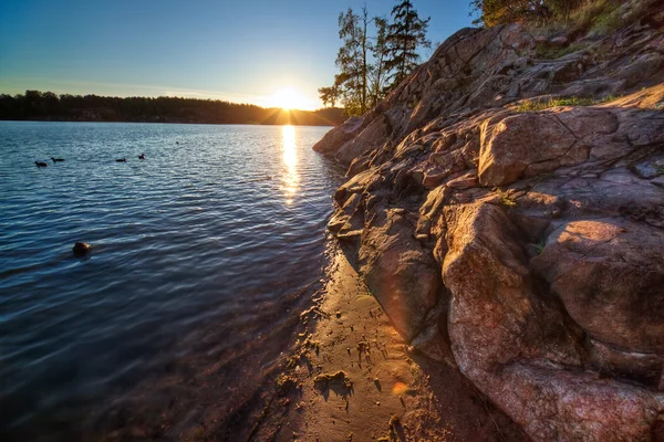 Pôr do sol sobre lago — Fotografia de Stock
