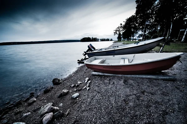 Banco do lago com barcos — Fotografia de Stock