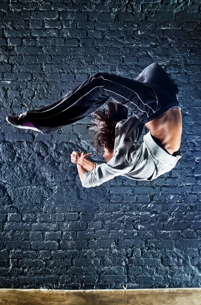 Ung kvinna dansare hoppning — Stockfoto