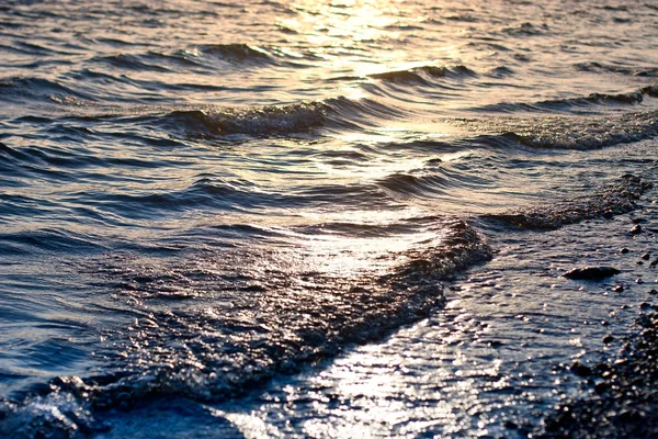 Озерные волны — стоковое фото