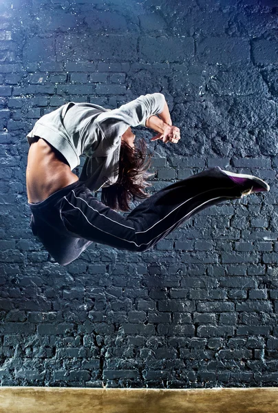 Молода жінка танцюрист стрибає — стокове фото
