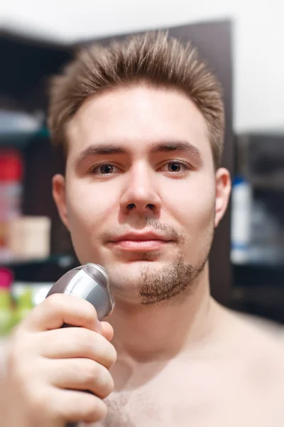 Fiatal férfi borotválkozási — Stock Fotó