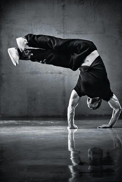 Junger starker Mann Breakdance — Stockfoto