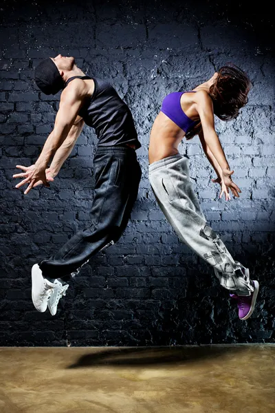 Joven bailarina pareja saltando — Foto de Stock