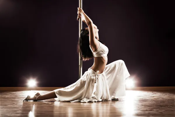 Joven mujer pole dance — Foto de Stock
