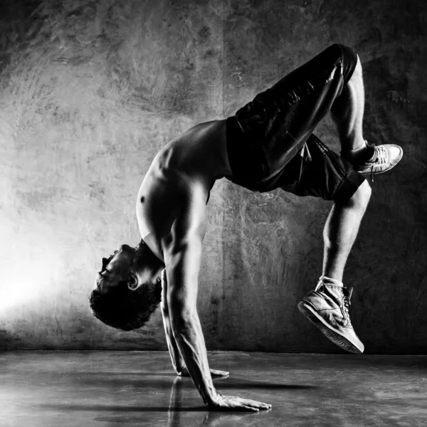 Genç adam spor egzersizleri — Stok fotoğraf