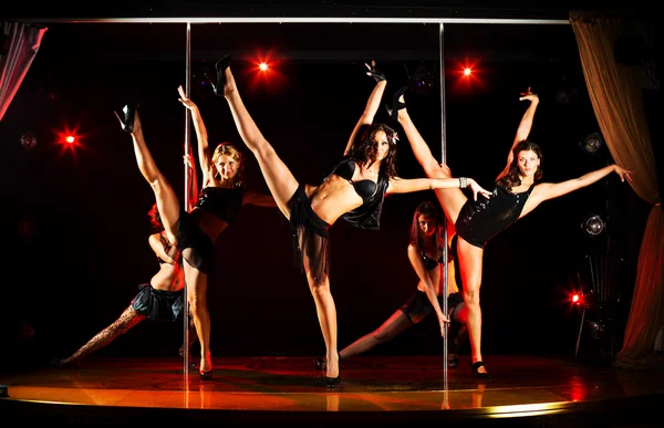 П'ять жінок акробатичного шоу — стокове фото
