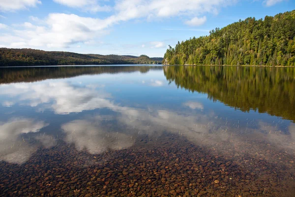 Snickare sjön klart vatten vista — Stockfoto