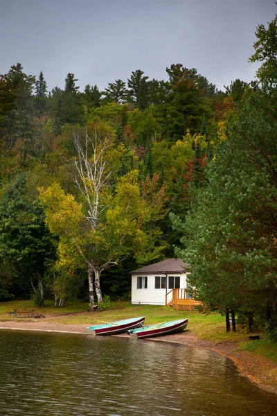 Cottage On The Lake — Stock Photo, Image