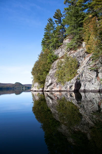 Скеля на озері — стокове фото