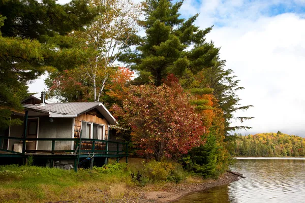 在湖中，加拿大的小屋 — 图库照片