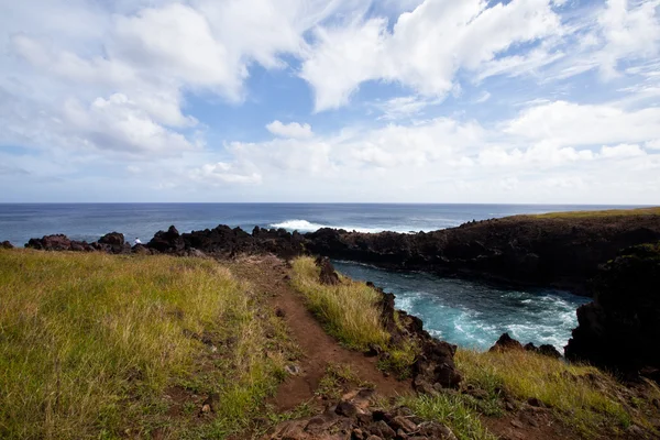 Isla de Pascua línea de costa rocosa bajo cielo azul — Foto de Stock