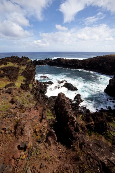 Ilha de Páscoa linha costeira rochosa sob o céu azul — Fotografia de Stock