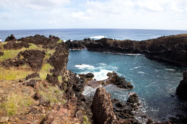 Wyspa Wielkanocna skaliste wybrzeża pod błękitne niebo — Zdjęcie stockowe