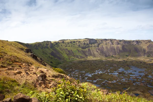 Dramatický sopečný kráter poblíž orongo obliba, Velikonoční ostrov — Stock fotografie