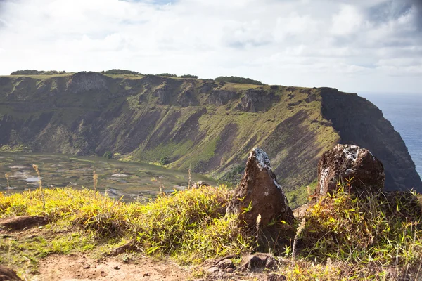 Cratère de volcan dramatique près du village d'Orongo, île de Pâques — Photo