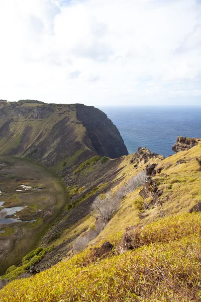 Cratera do vulcão dramática perto de Orongo vilage, Ilha de Páscoa — Fotografia de Stock